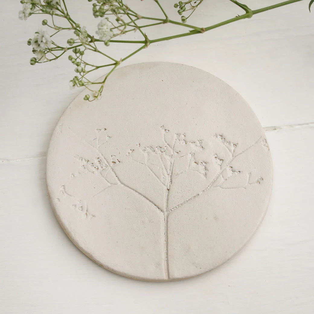 Maak een item van keramiek met een botanische print